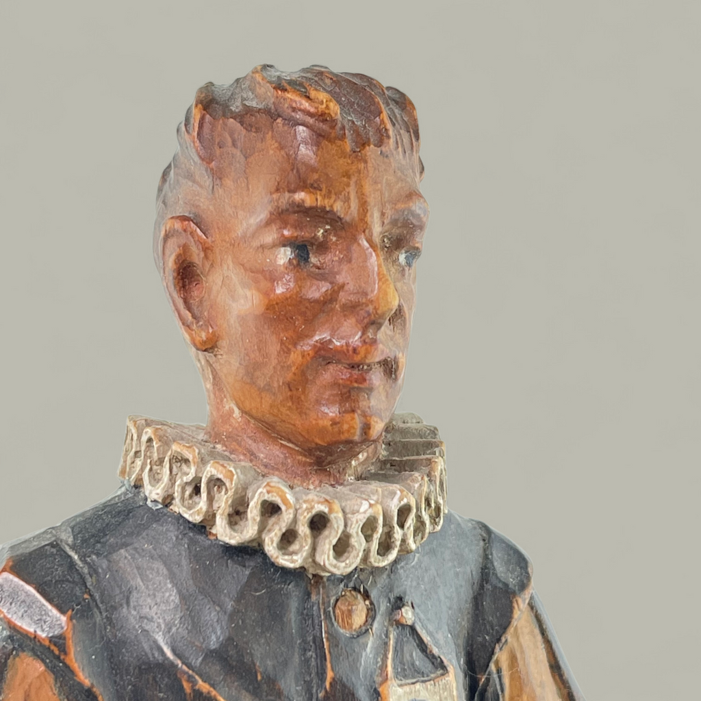 Handgeschnitzte Bürgi Originalfigur in historischer Tracht