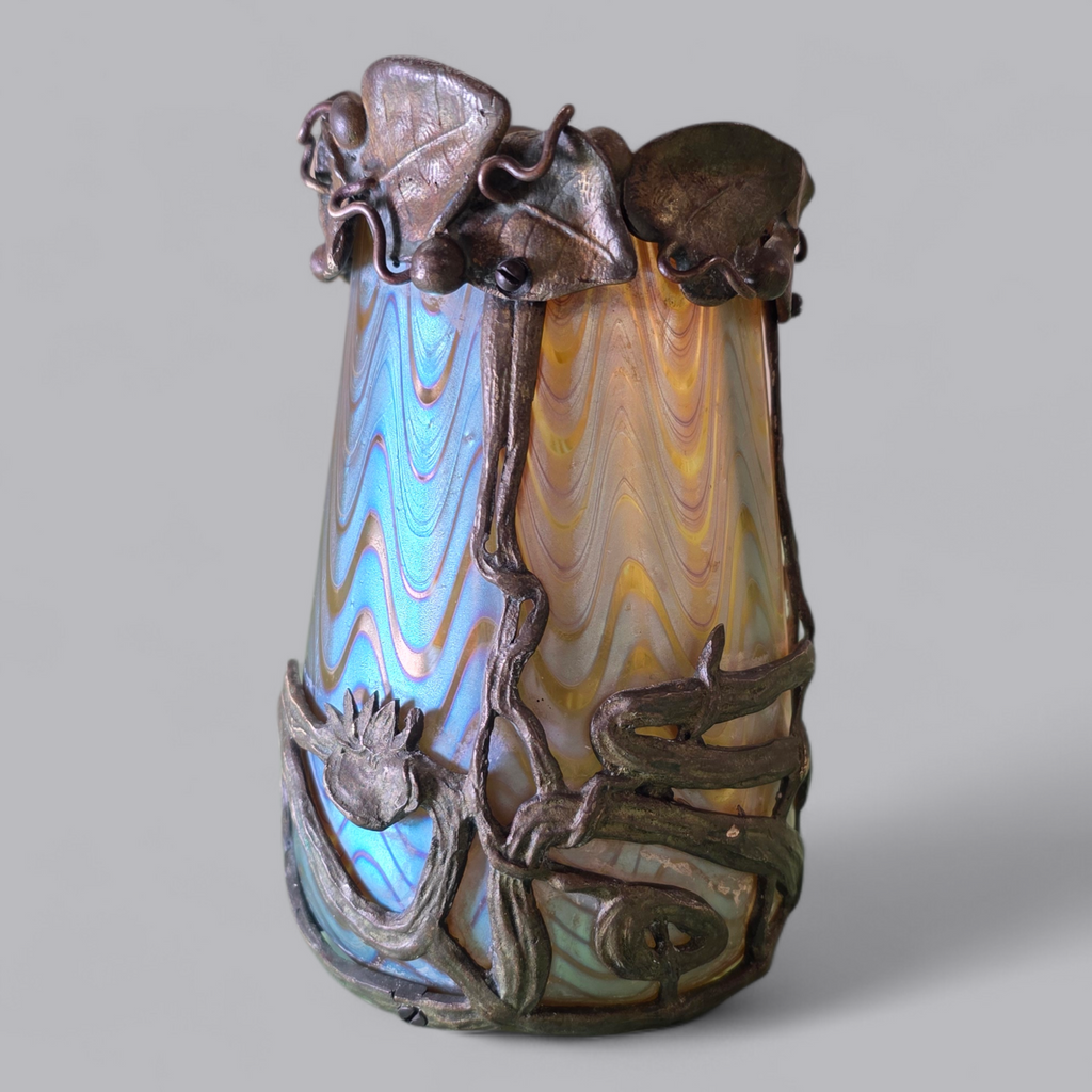 Jugendstil Glasvase mit kunstvoller Messingmontur