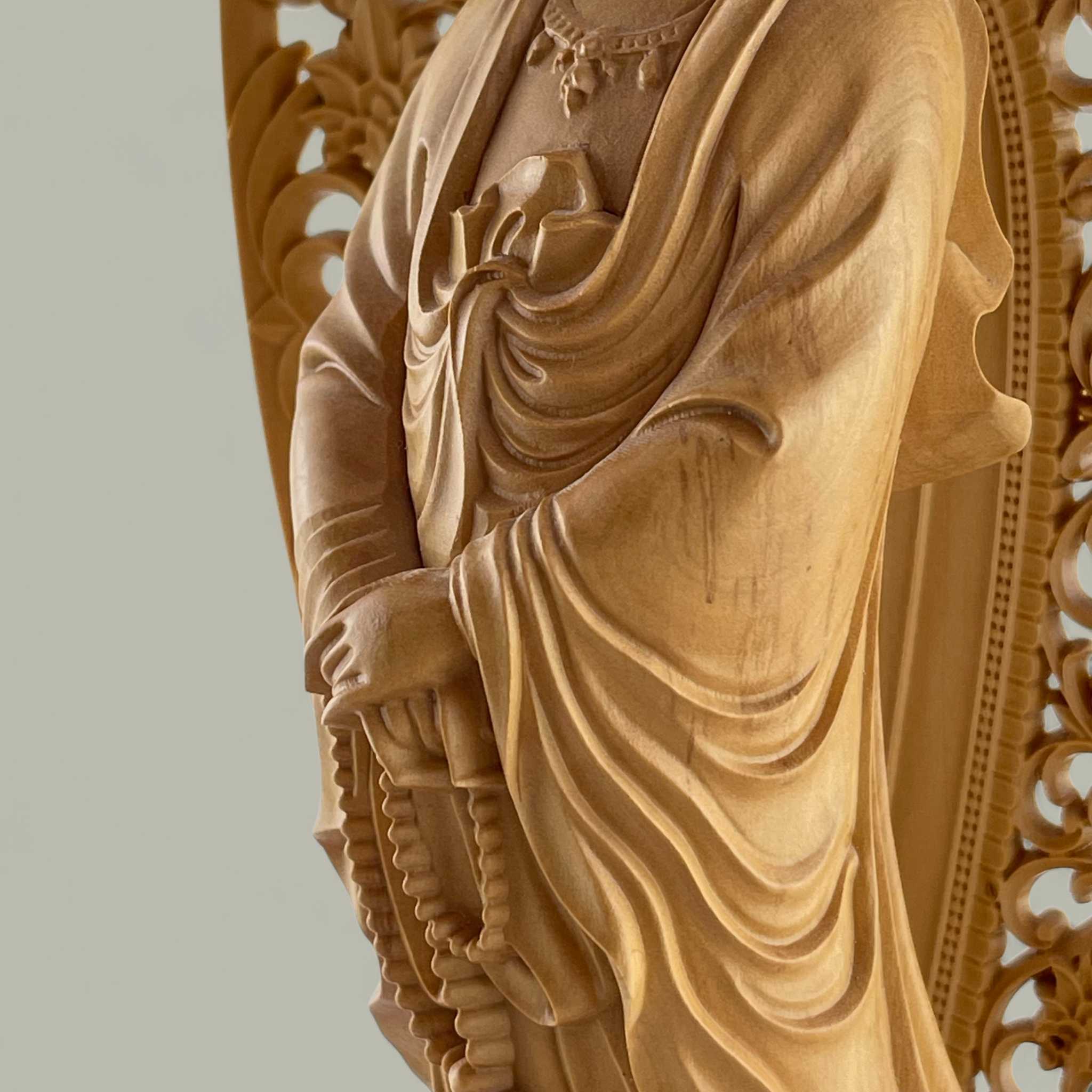 Filigrane Guanyin Skulptur auf Lotusthron – Asiatische Holzschnitzkunst