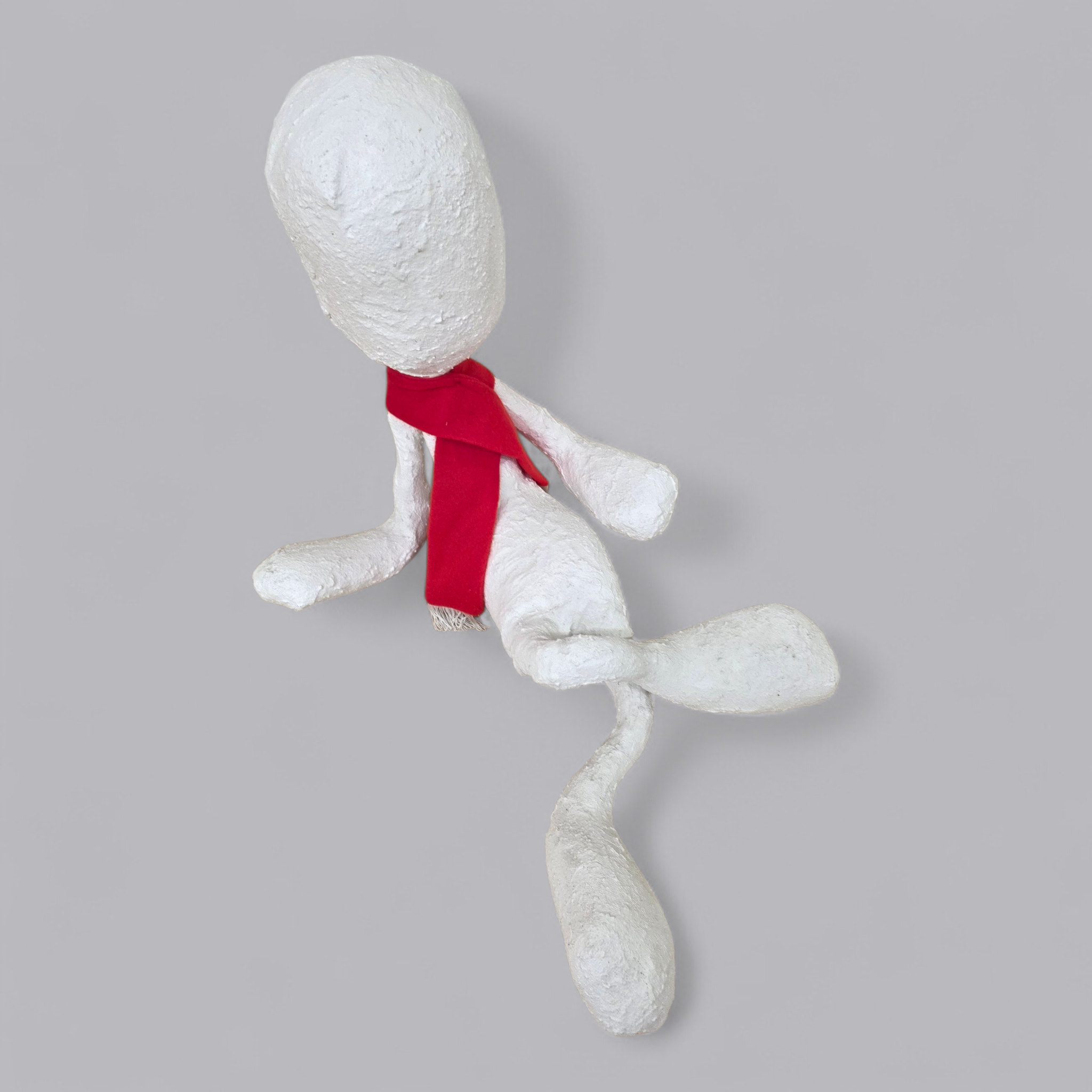 Abstrakte Skulptur – Sitzende Figur mit rotem Schal