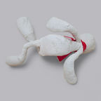 Abstrakte Skulptur – Sitzende Figur mit rotem Schal