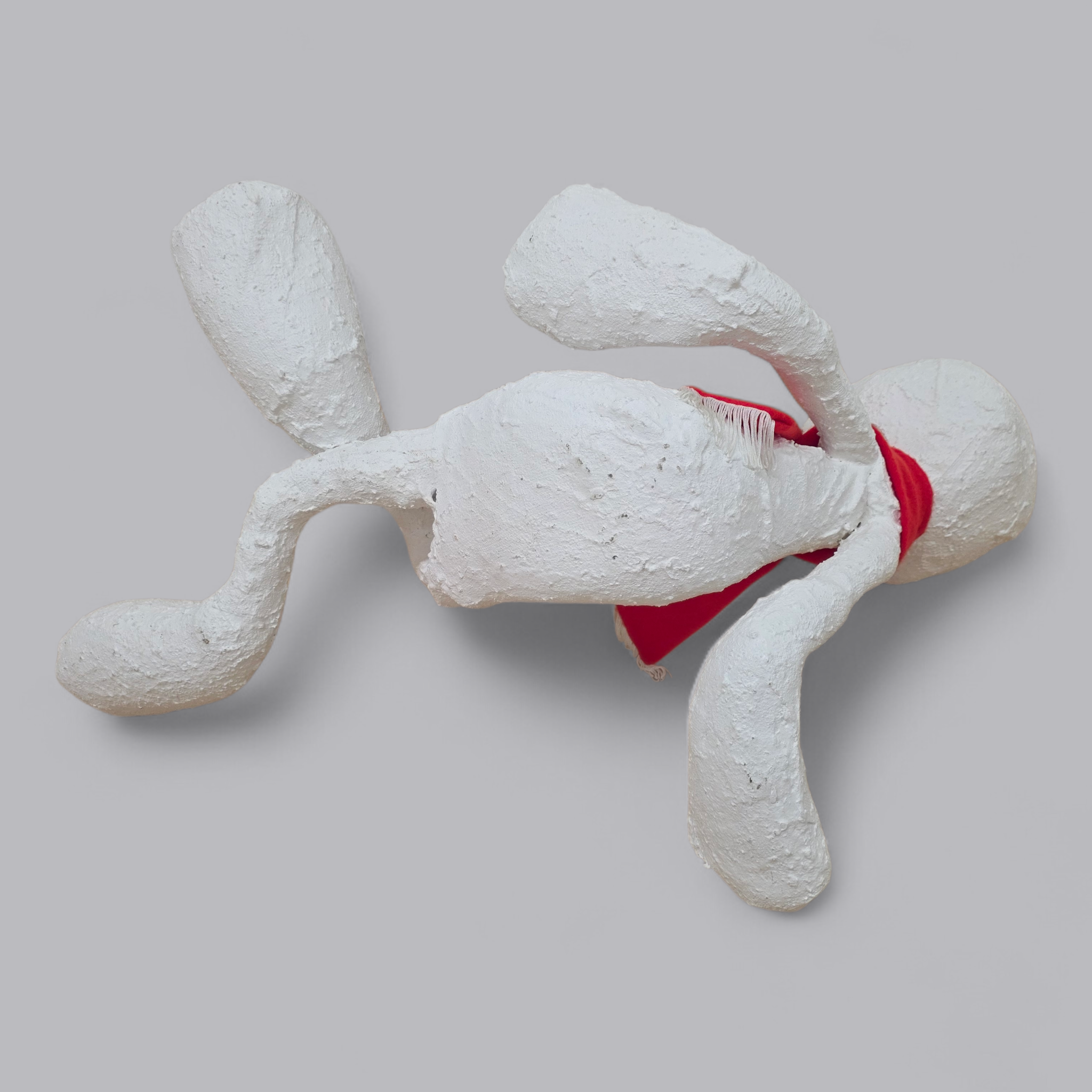 Abstrakte Skulptur – Sitzende Figur mit rotem Schal