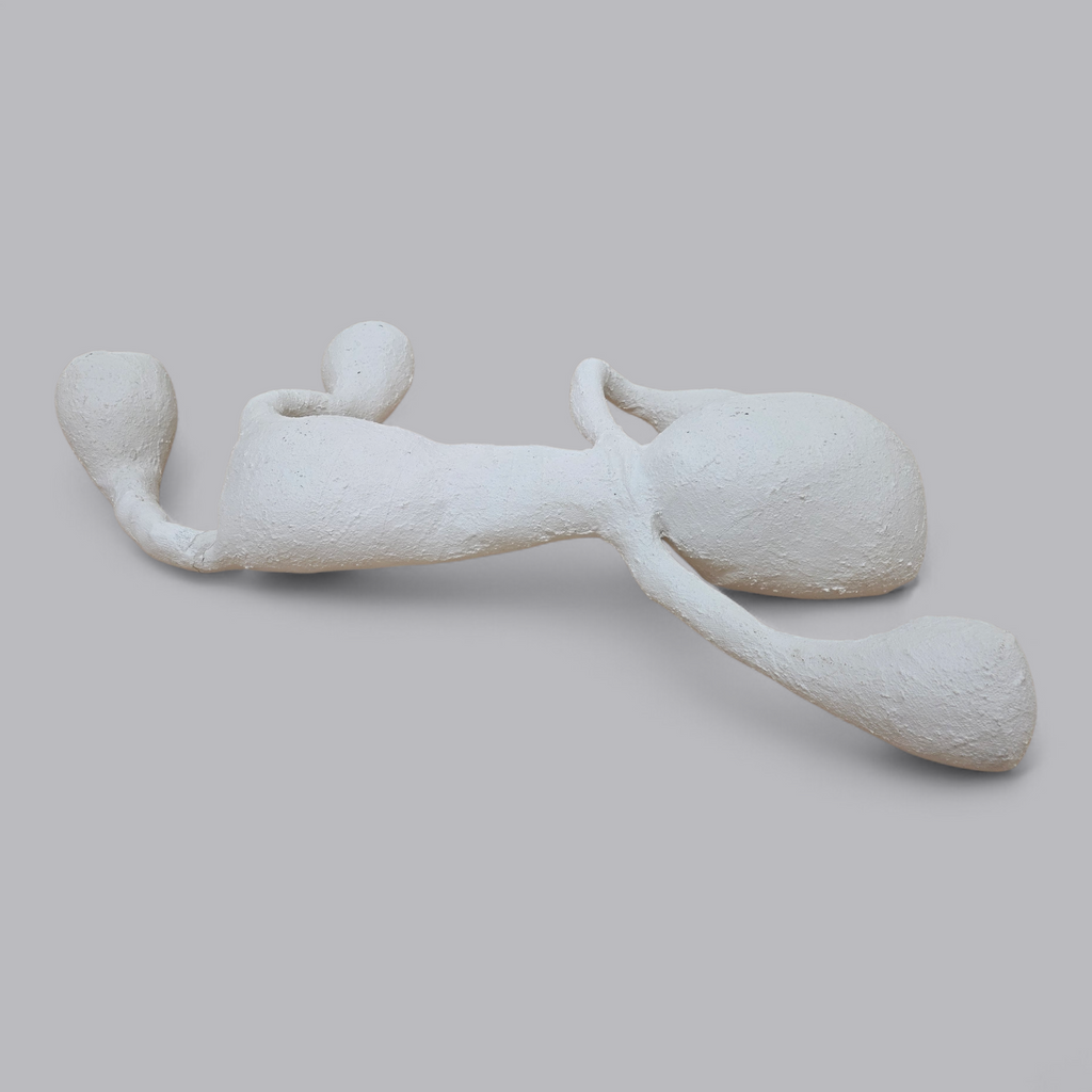 Abstrakte Gips-Skulptur – Liegende Figur