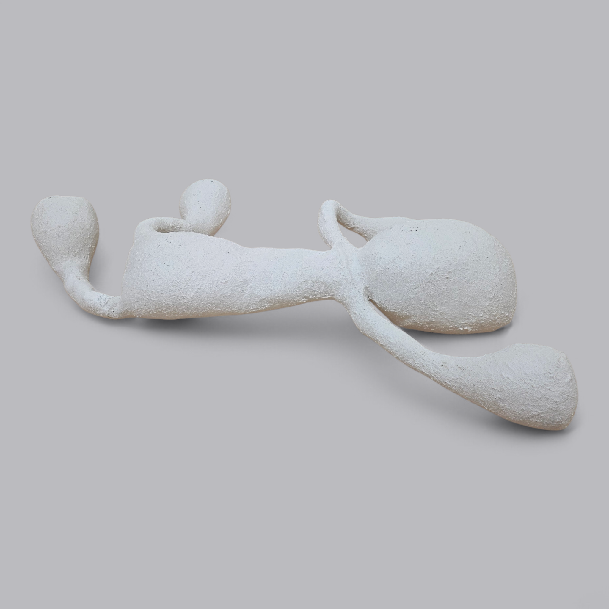 Abstrakte Gips-Skulptur – Liegende Figur