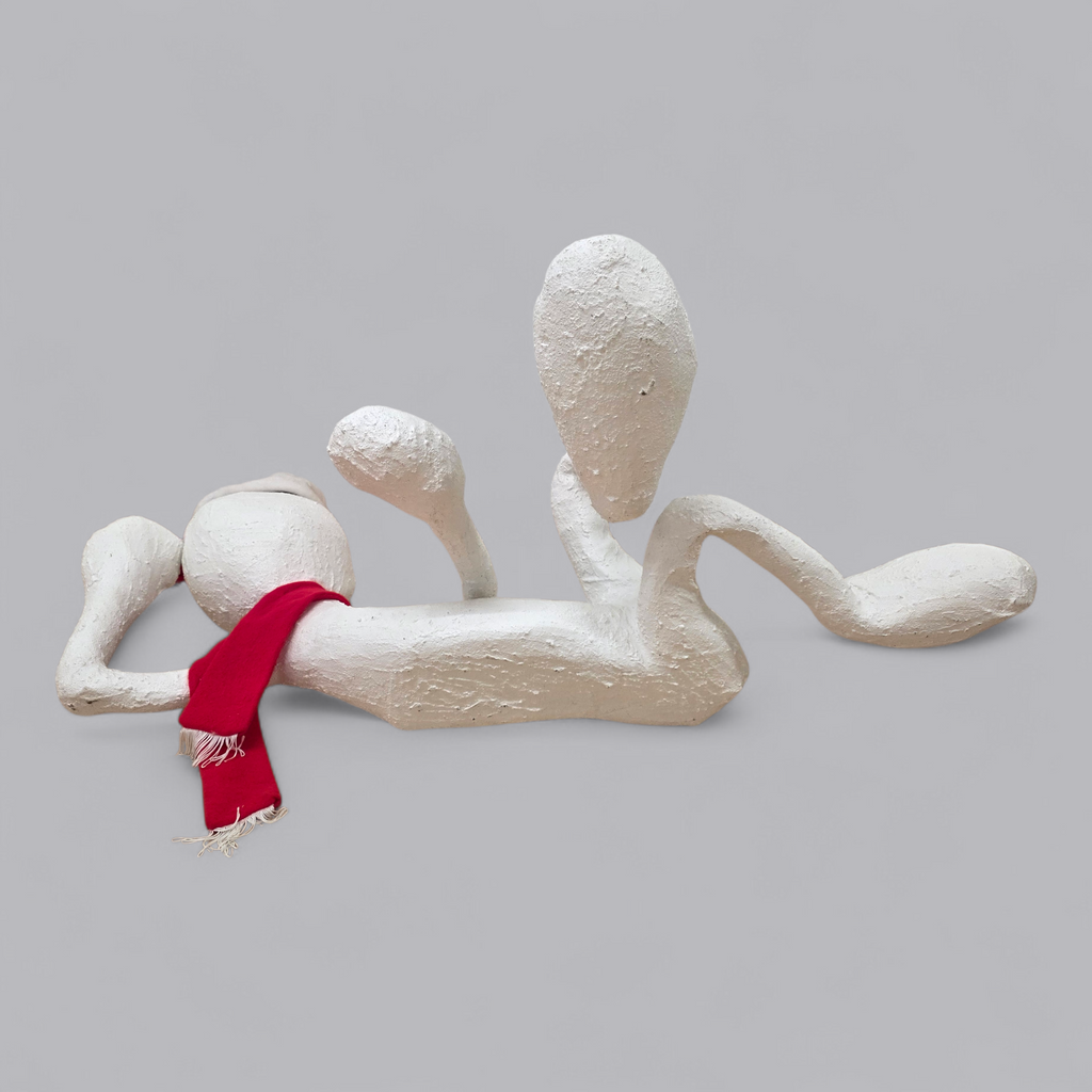 Abstrakte Gips-Skulptur – Sitzende Figur mit Weihnachtsmütze