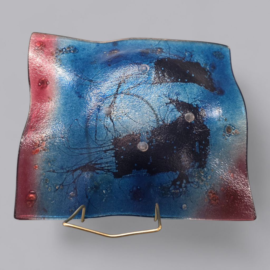 Strahlender Glasteller mit blauem und rotem Farbverlauf