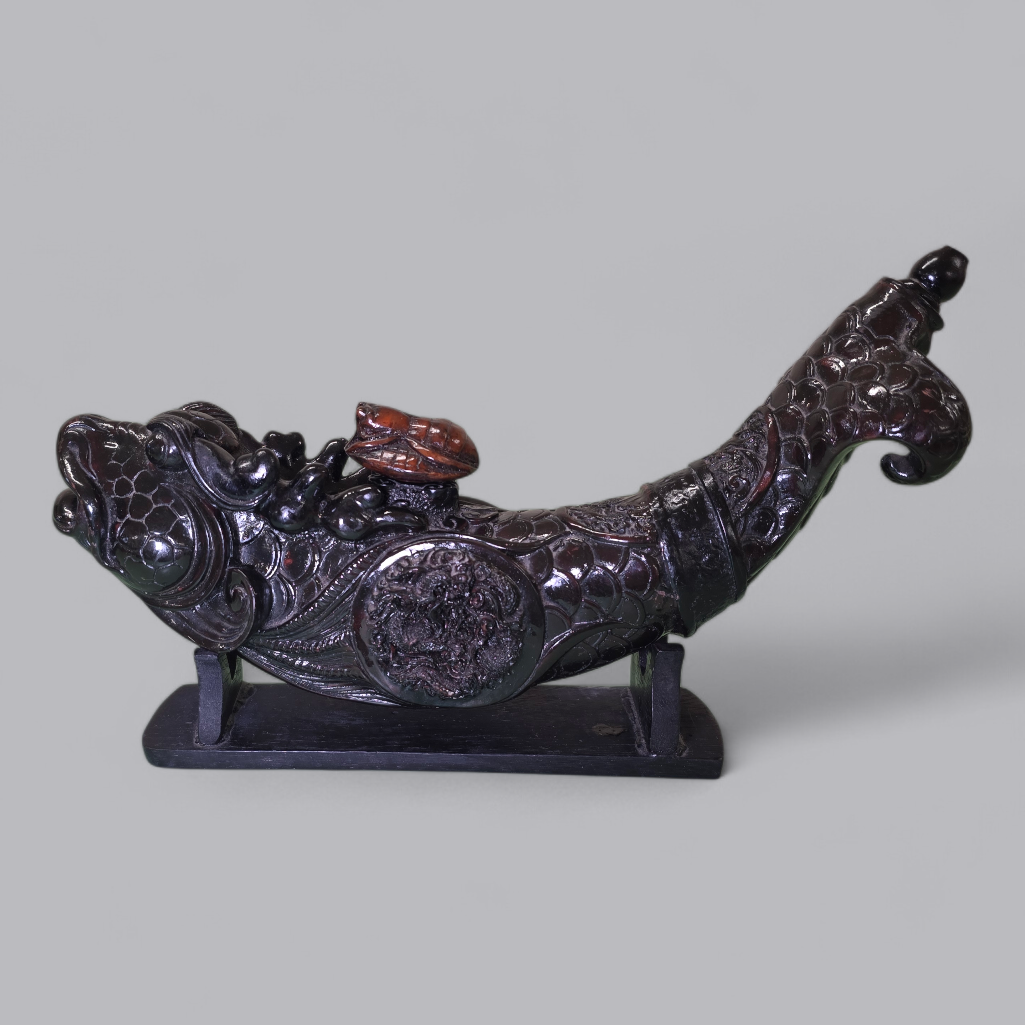 Chinesische Drachenfisch-Skulptur mit Standfuss – Exotisches Sammlerstück