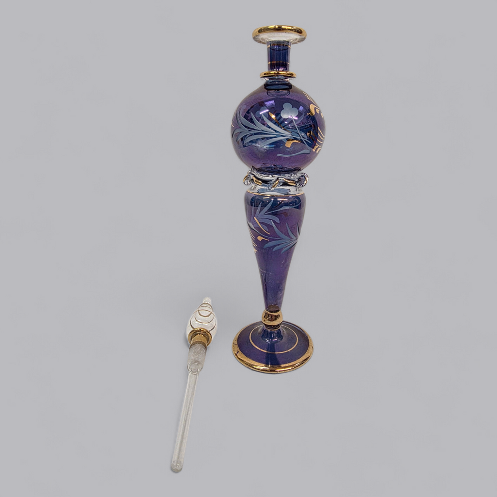 Eleganter Glasflacon in tiefem Violett mit Goldakzenten