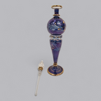 Eleganter Glasflacon in tiefem Violett mit Goldakzenten