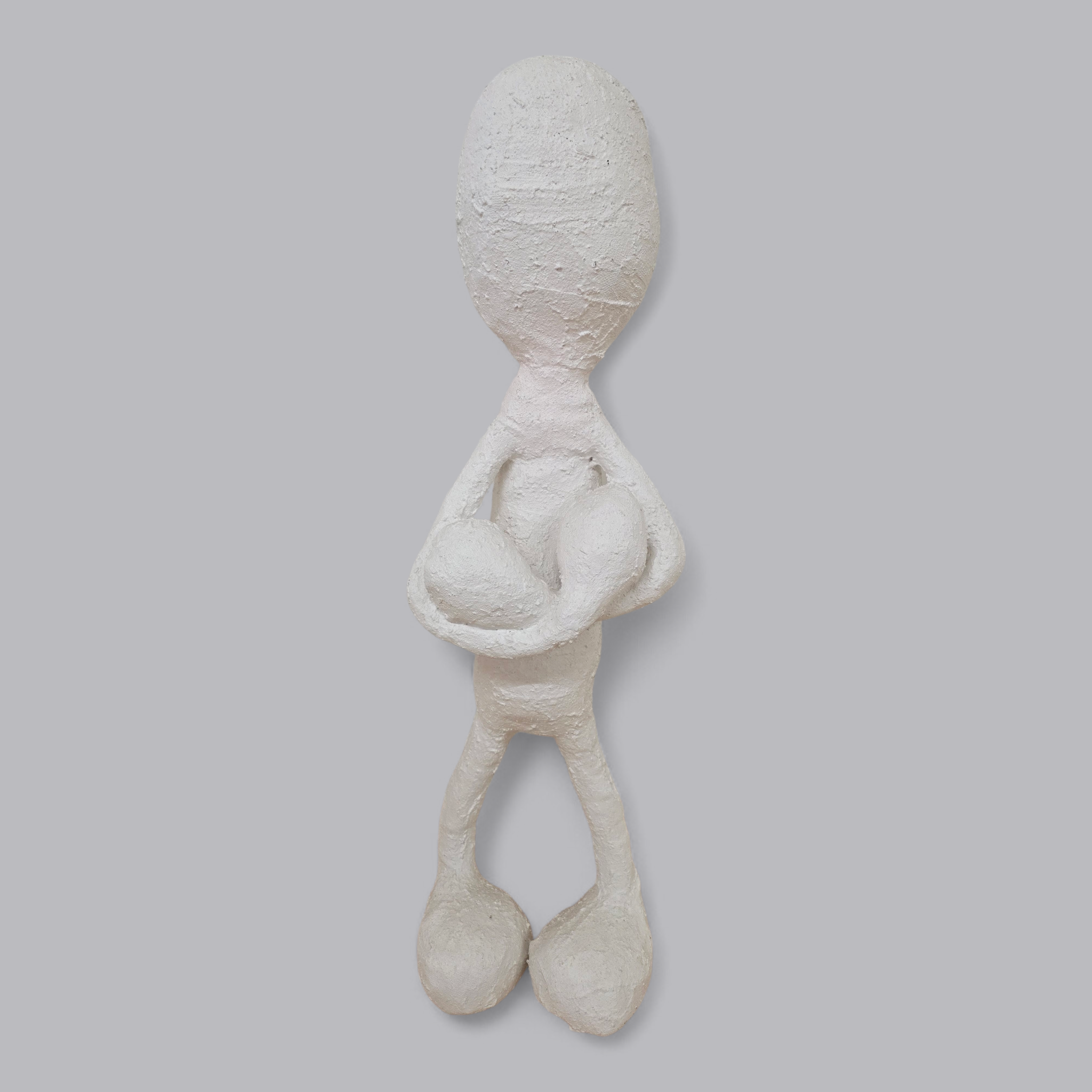 Abstrakte Gips-Skulptur – Figur mit verschränkten Armen