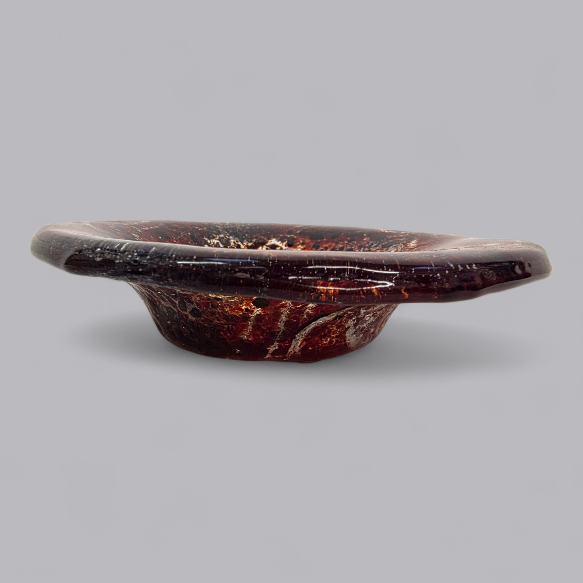 Künstlerische Glasschale mit flammendem Farbdesign