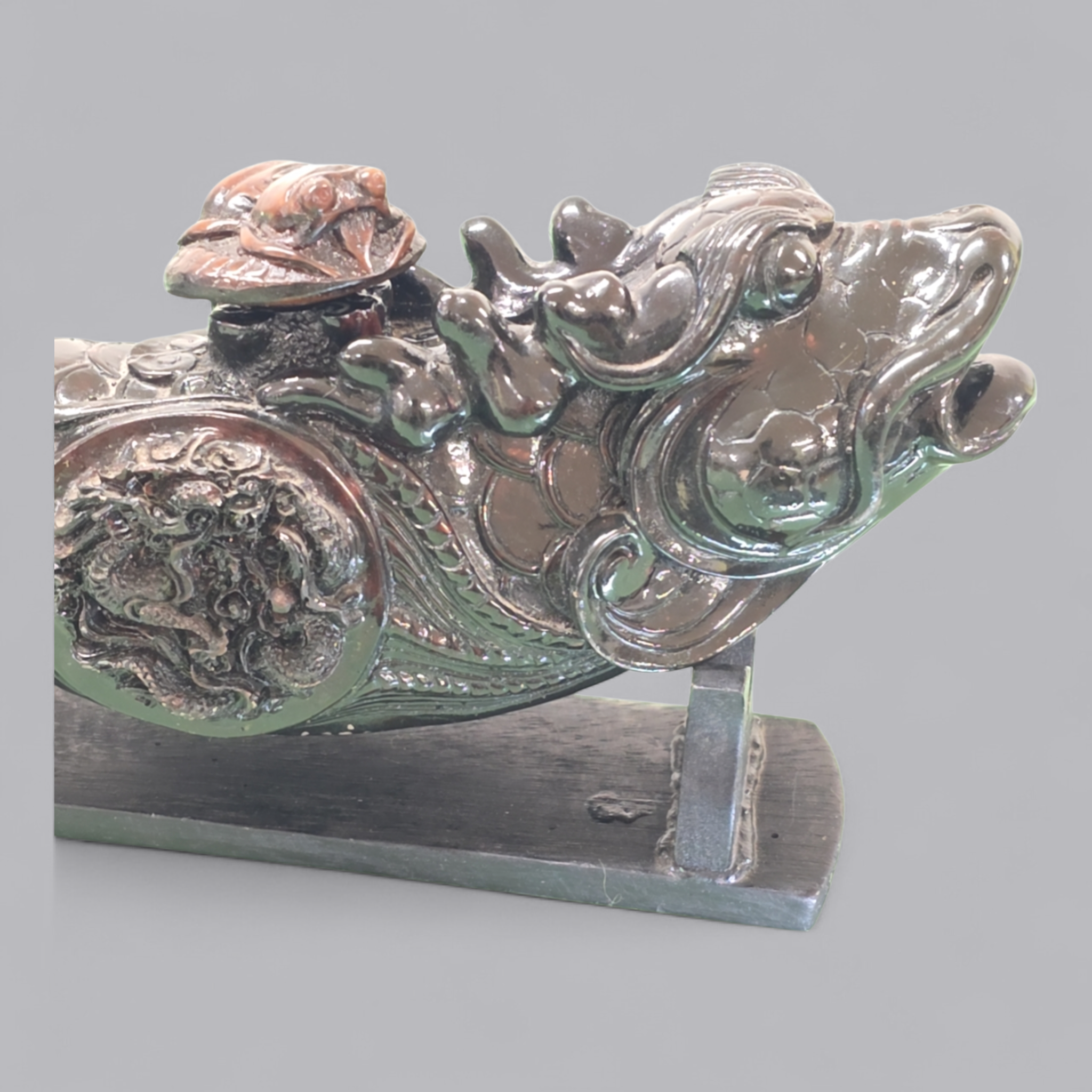 Chinesische Drachenfisch-Skulptur mit Standfuss – Exotisches Sammlerstück