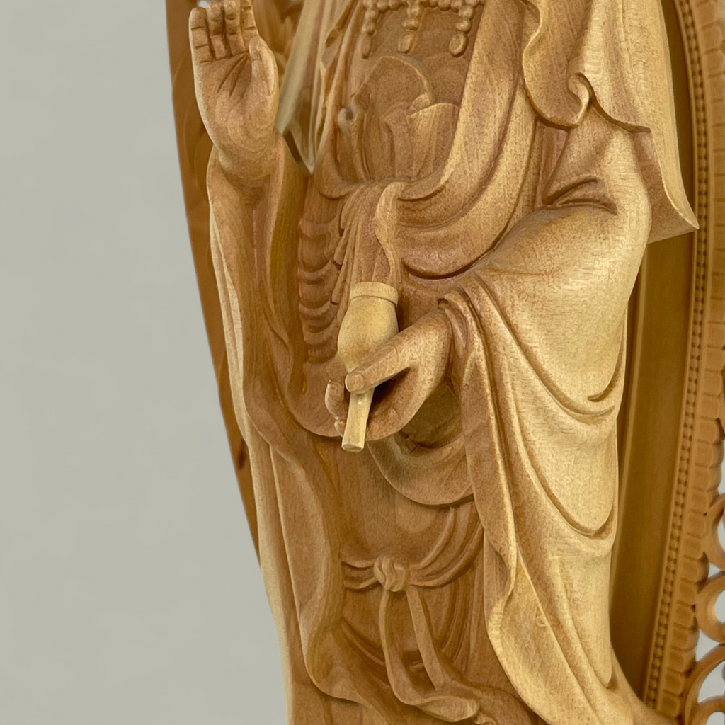 Anmutige Guanyin Holzskulptur auf Lotusthron – Meisterhafte Schnitzkunst