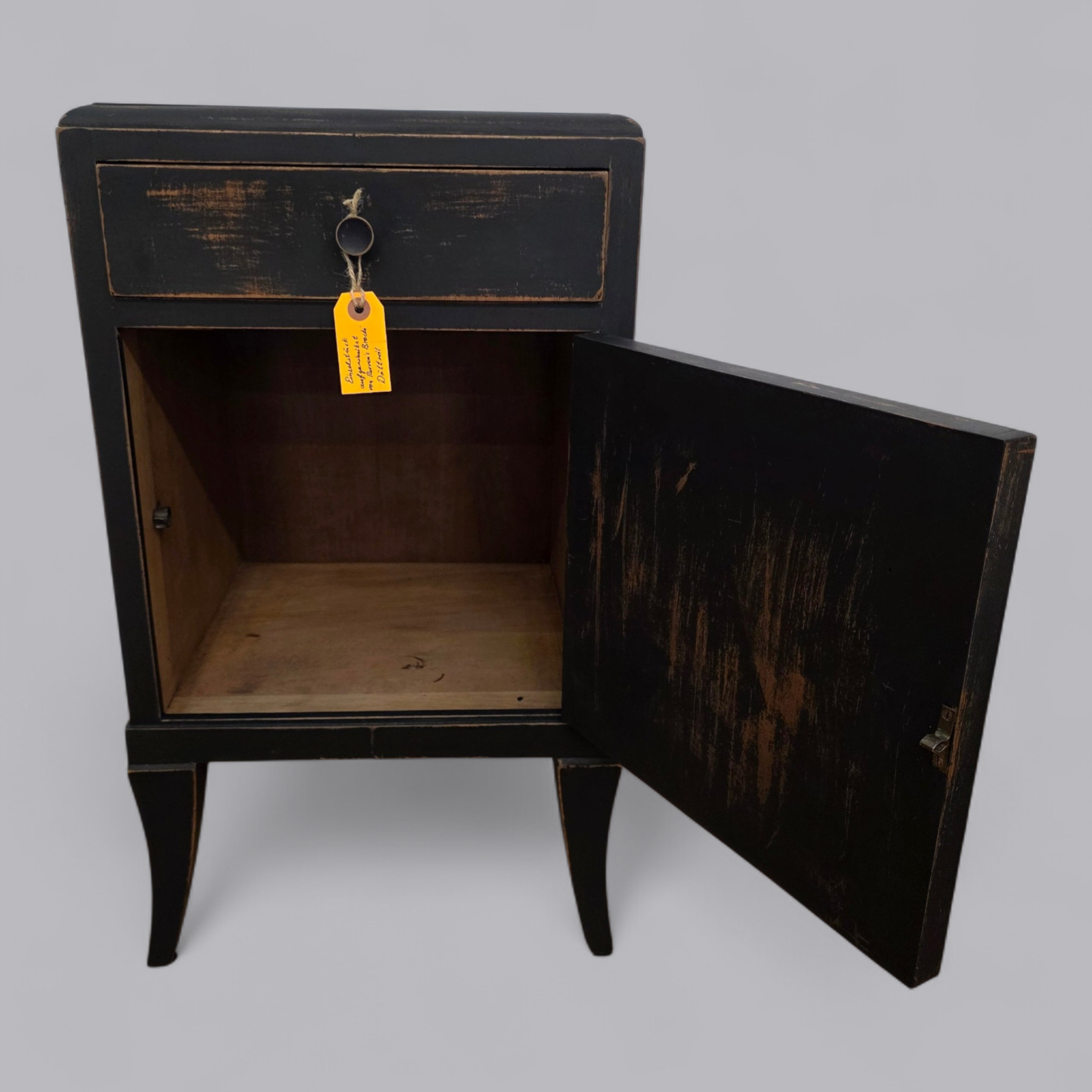 Charmanter Vintage-Nachttisch: Dunkle Eleganz mit Charakter