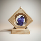 Handgearbeitetes Amethyst-Arrangement im Holzrahmen