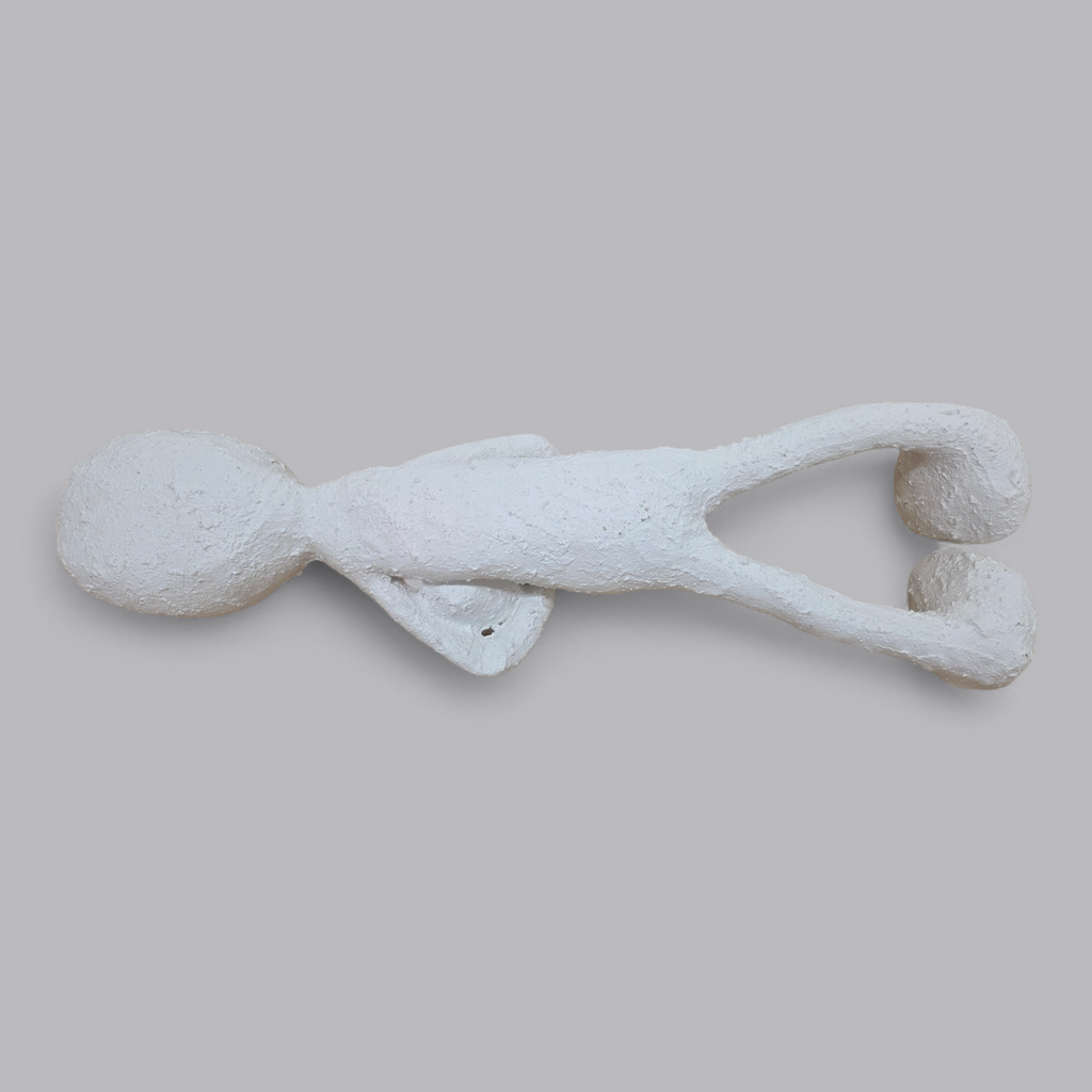 Abstrakte Gips-Skulptur – Figur mit verschränkten Armen