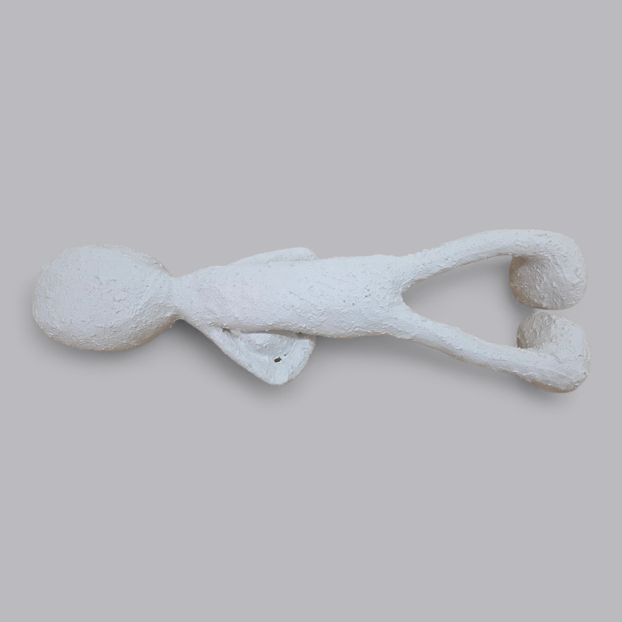 Abstrakte Gips-Skulptur – Figur mit verschränkten Armen