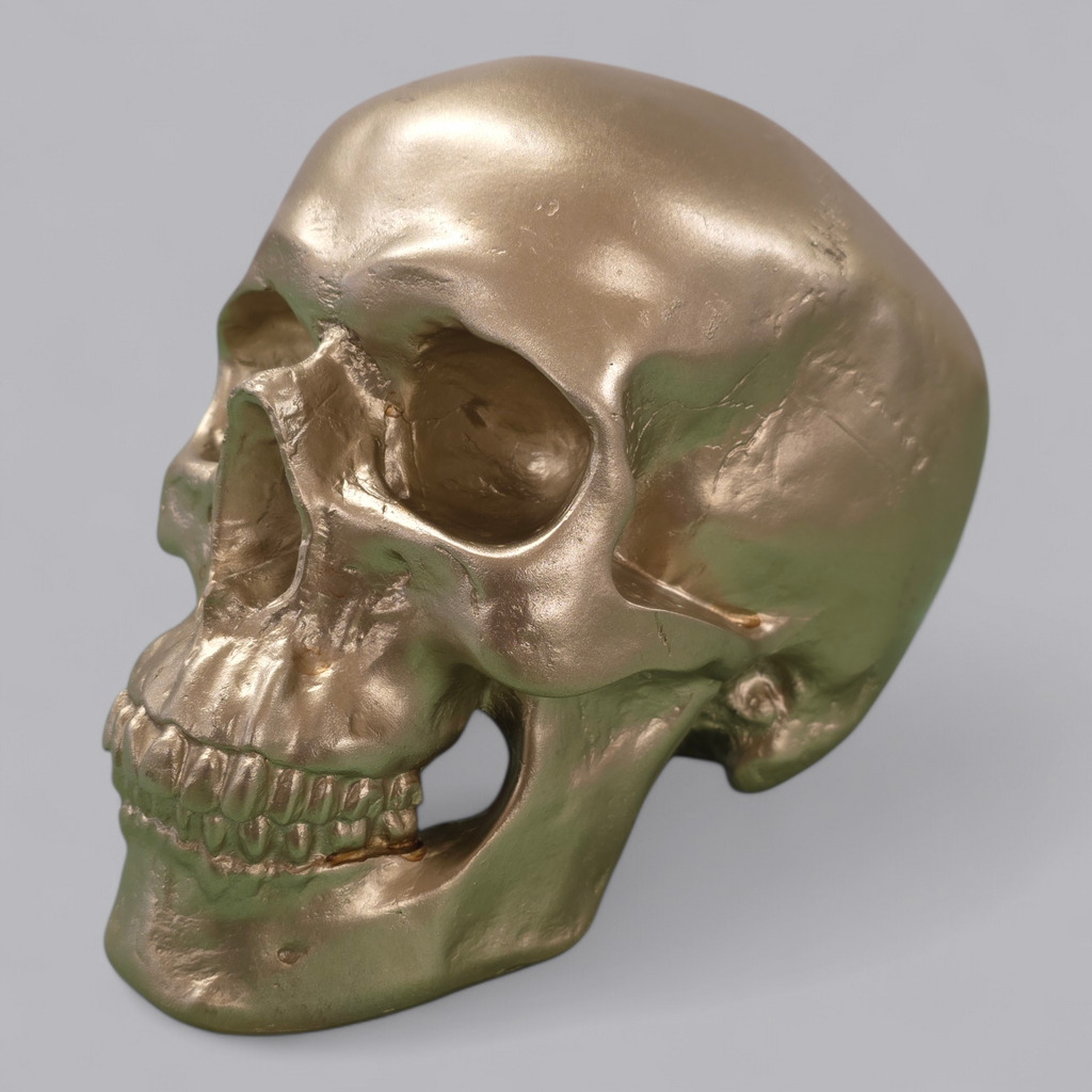 Modernes Totenkopf-Kässeli in Metallic-Optik
