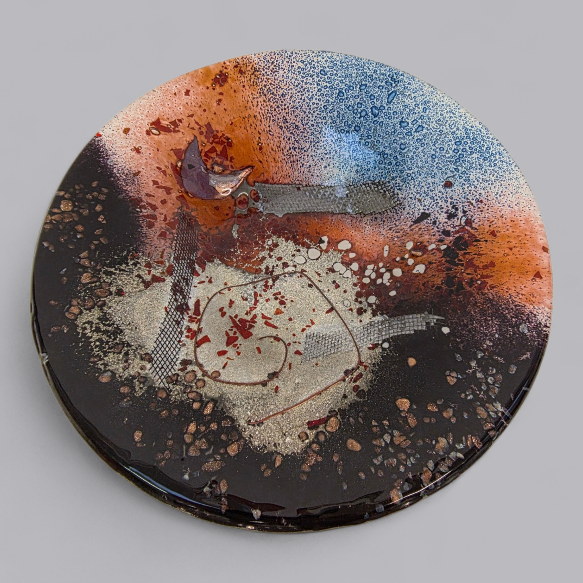 Abstrakter Glaskunst-Teller mit kosmischem Farbspiel