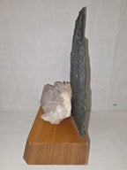 Dekoratives Mineralien-Arrangement mit Grünstein und Bergkristall auf Holzsockel