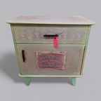 Upcycling Nachtschrank mit sanfter Patina in Pastelltönen