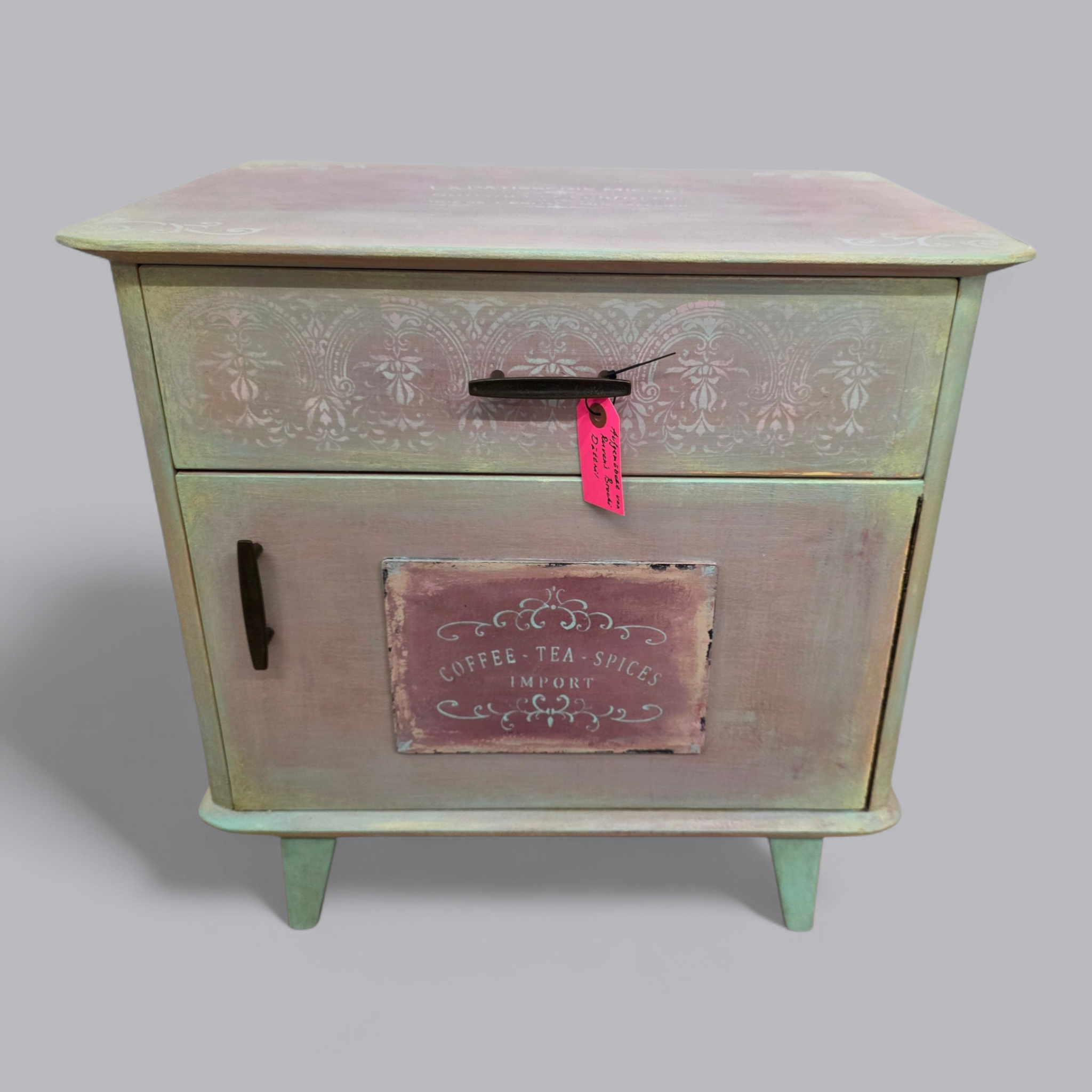Upcycling Nachtschrank mit sanfter Patina in Pastelltönen