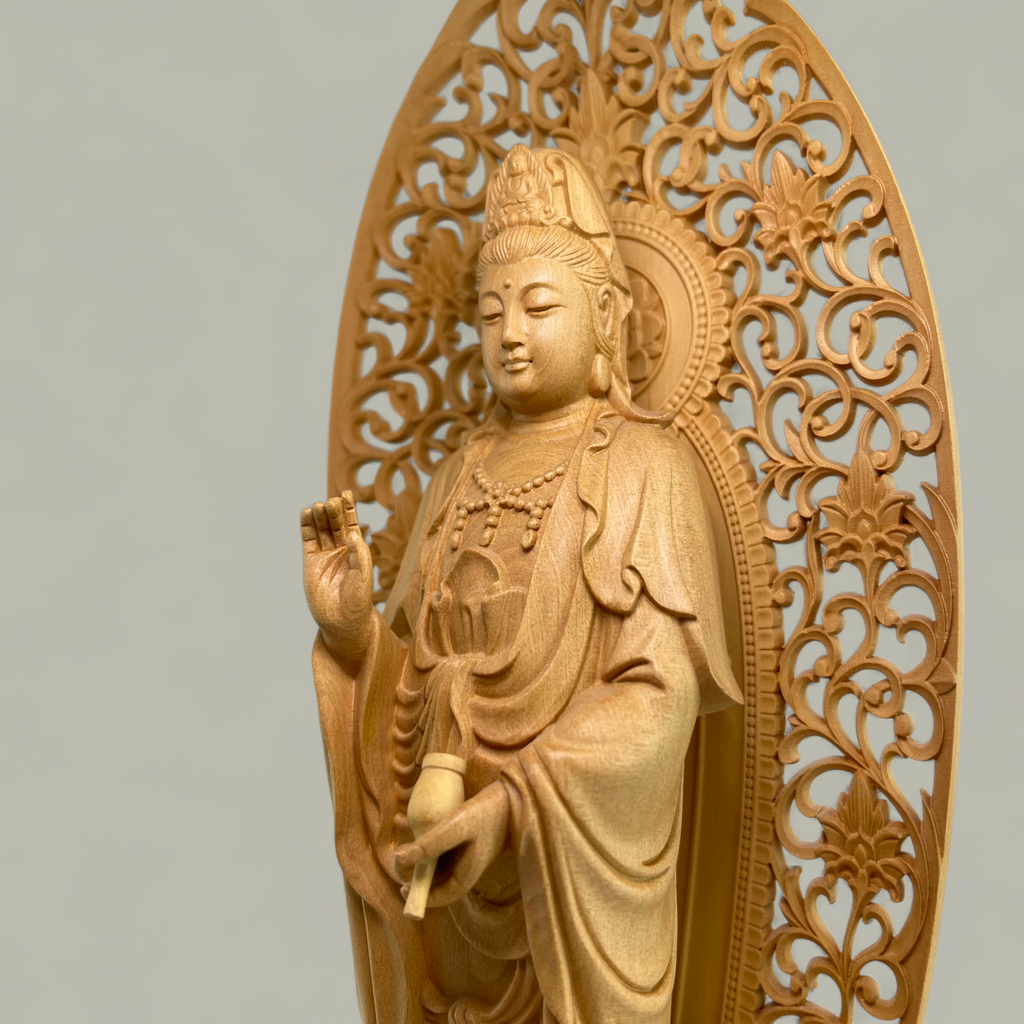 Anmutige Guanyin Holzskulptur auf Lotusthron – Meisterhafte Schnitzkunst