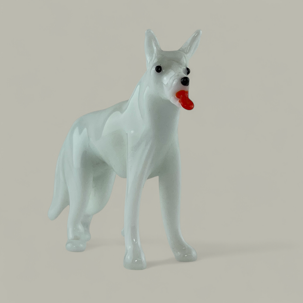 Handgefertigte Glasfigur Hund mit markanter roter Zunge
