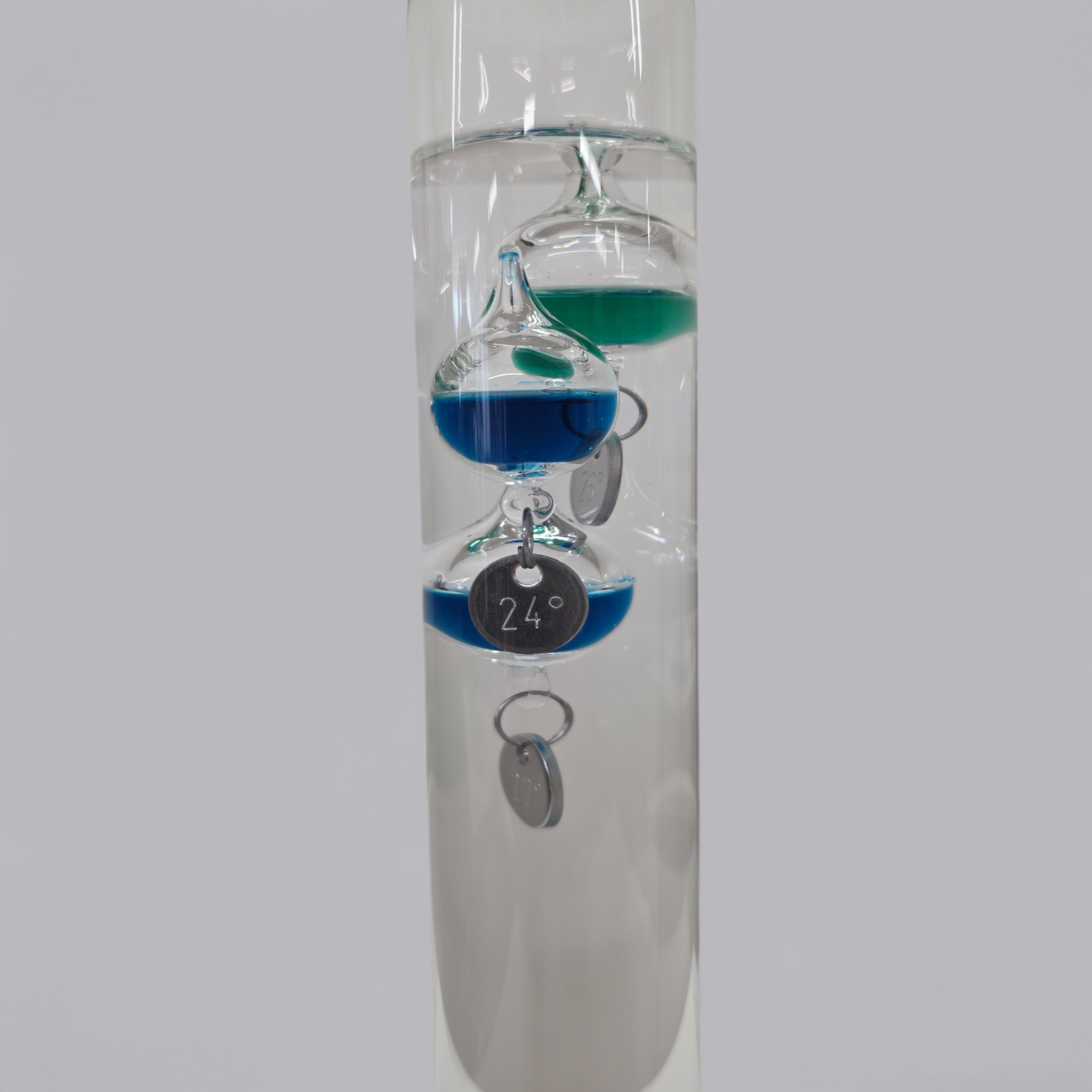 Maritimes Farbspiel: Grosses Galileo-Thermometer in Grün-Blau