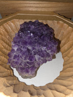 Handgearbeitetes Amethyst-Arrangement im Holzrahmen