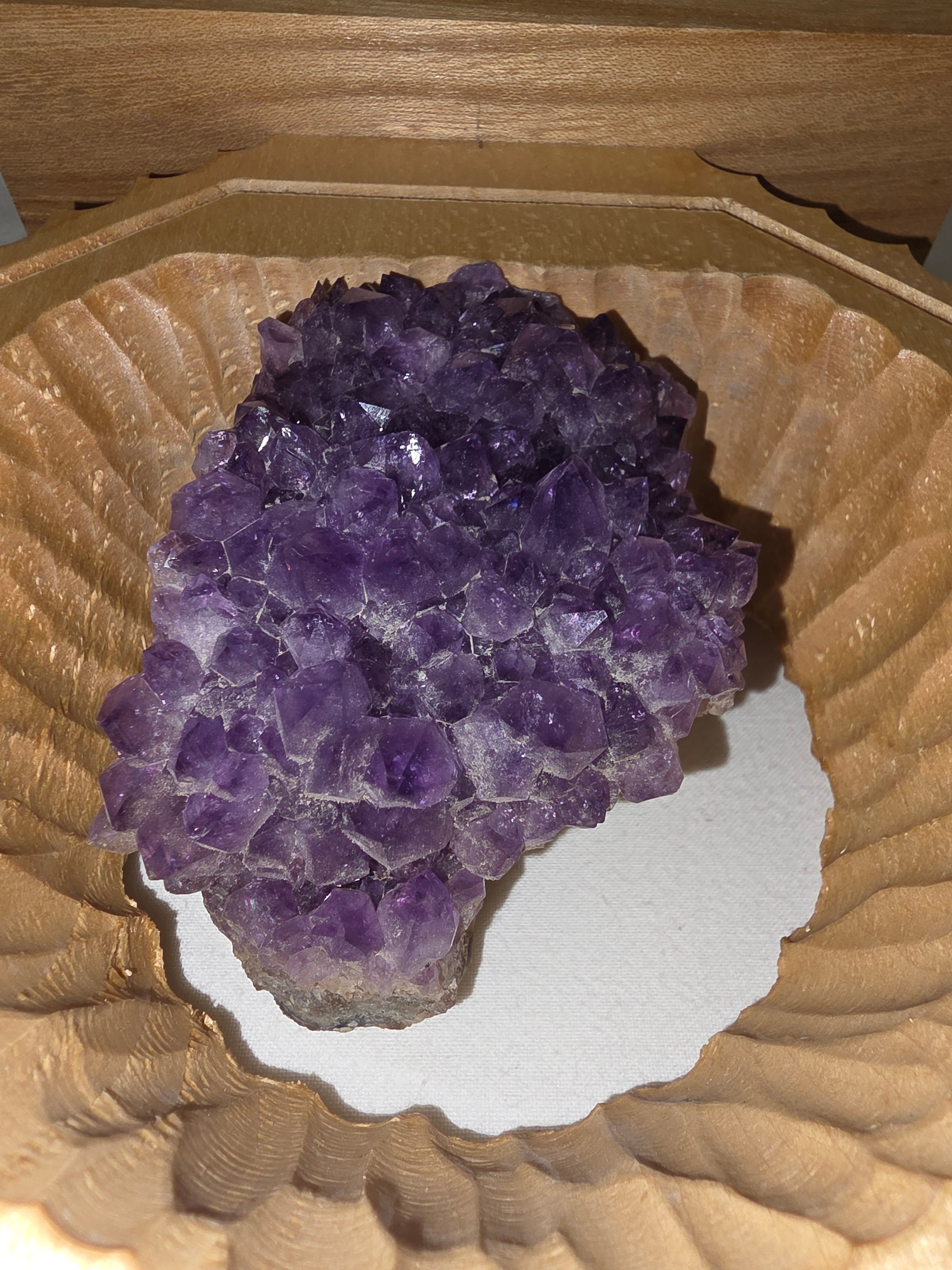 Handgearbeitetes Amethyst-Arrangement im Holzrahmen