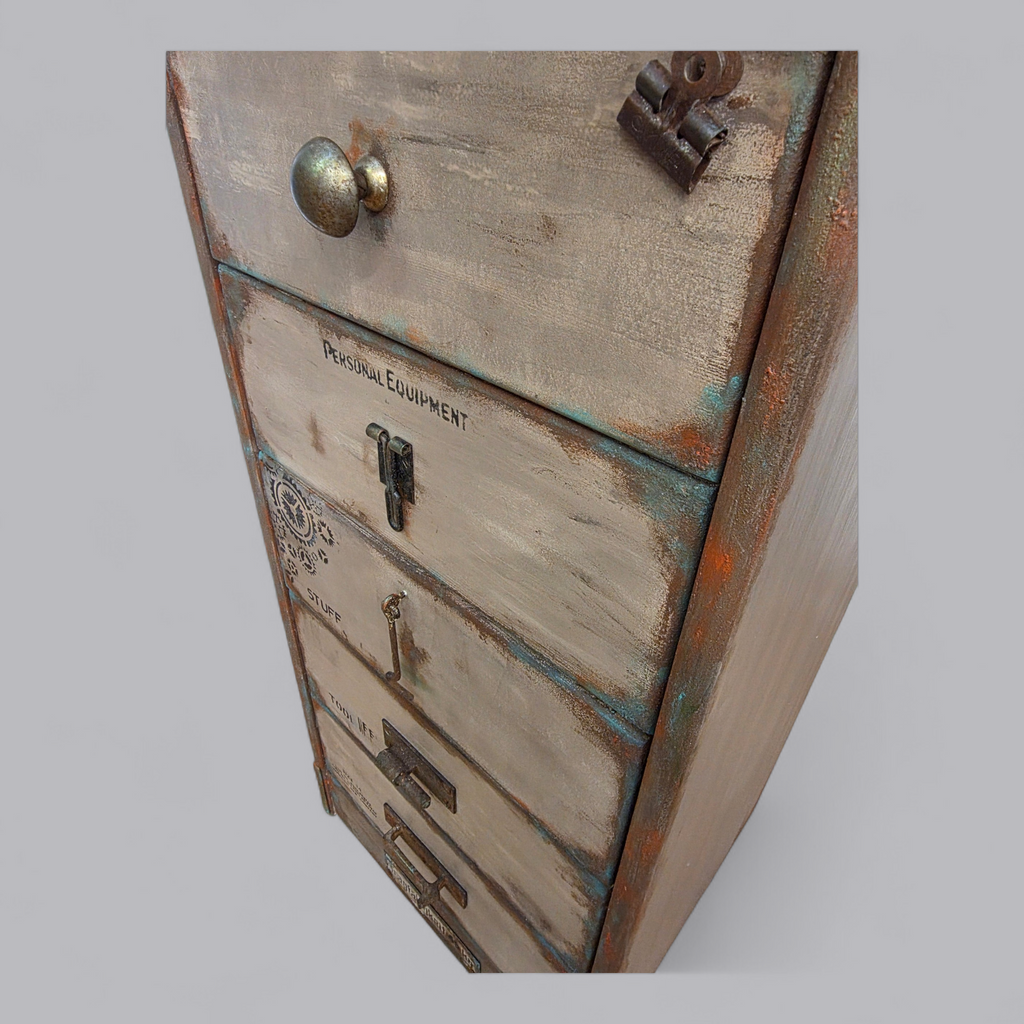 Upcycling-Kommode im Industrial Vintage Look
