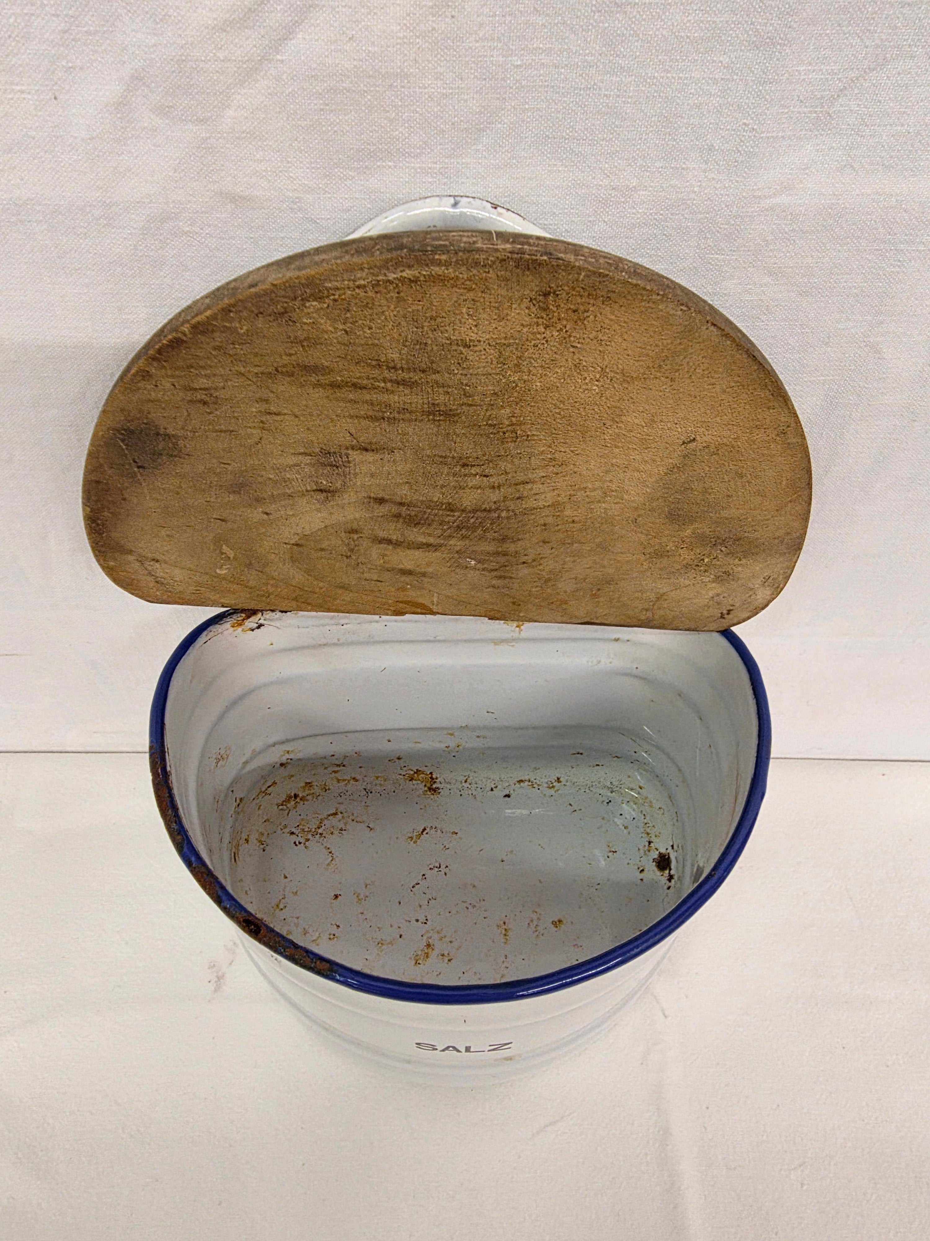 Vintage emaillierter Salzbehälter mit Holzdeckel