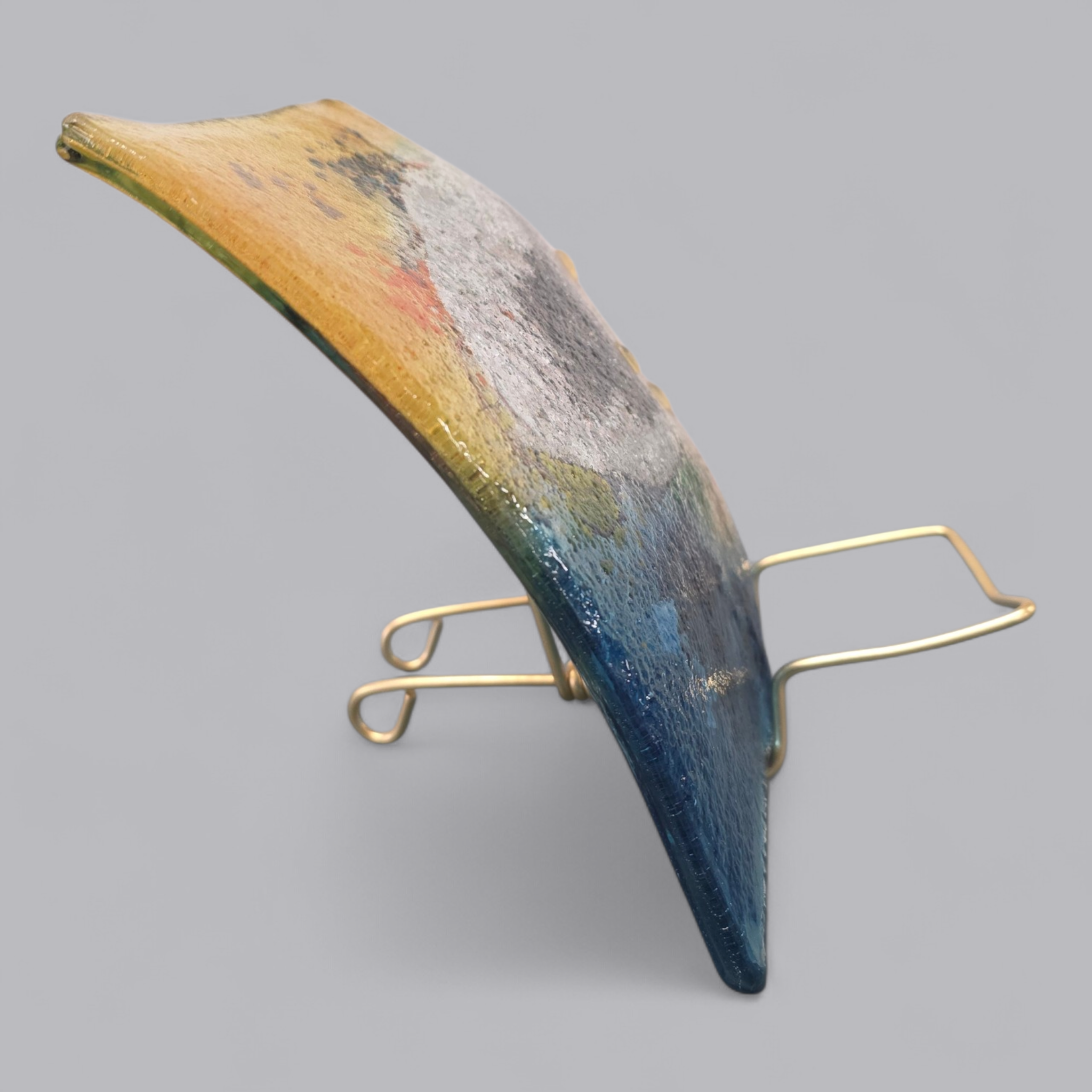 Farbenfroher Glasteller mit kunstvollem Muster