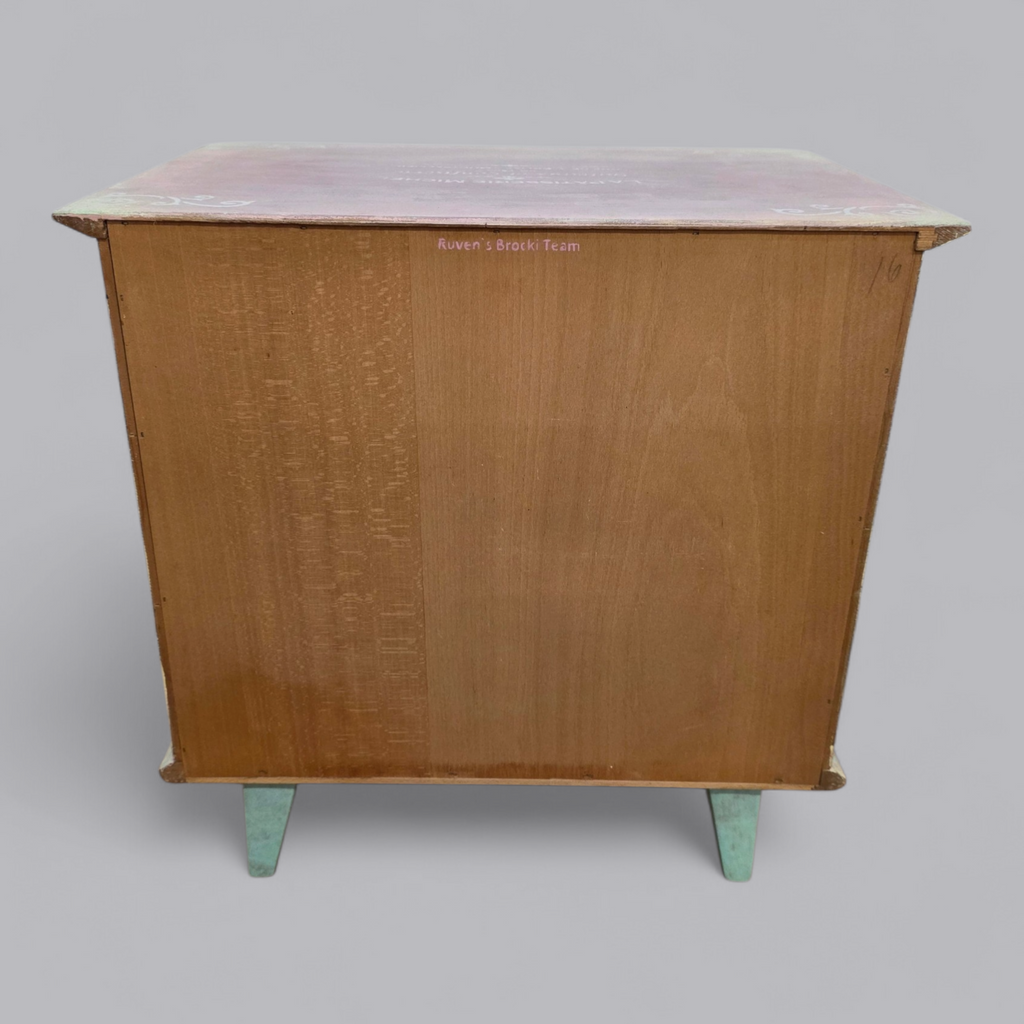 Upcycling Nachtschrank mit sanfter Patina in Pastelltönen