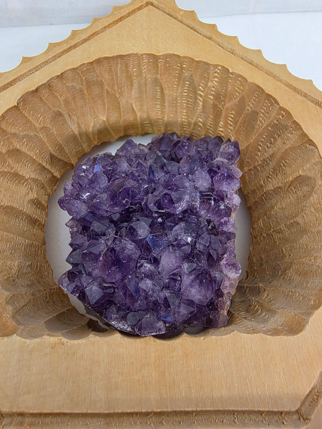 Handgearbeitetes Amethyst-Arrangement im Holzrahmen