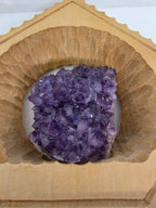 Handgearbeitetes Amethyst-Arrangement im Holzrahmen