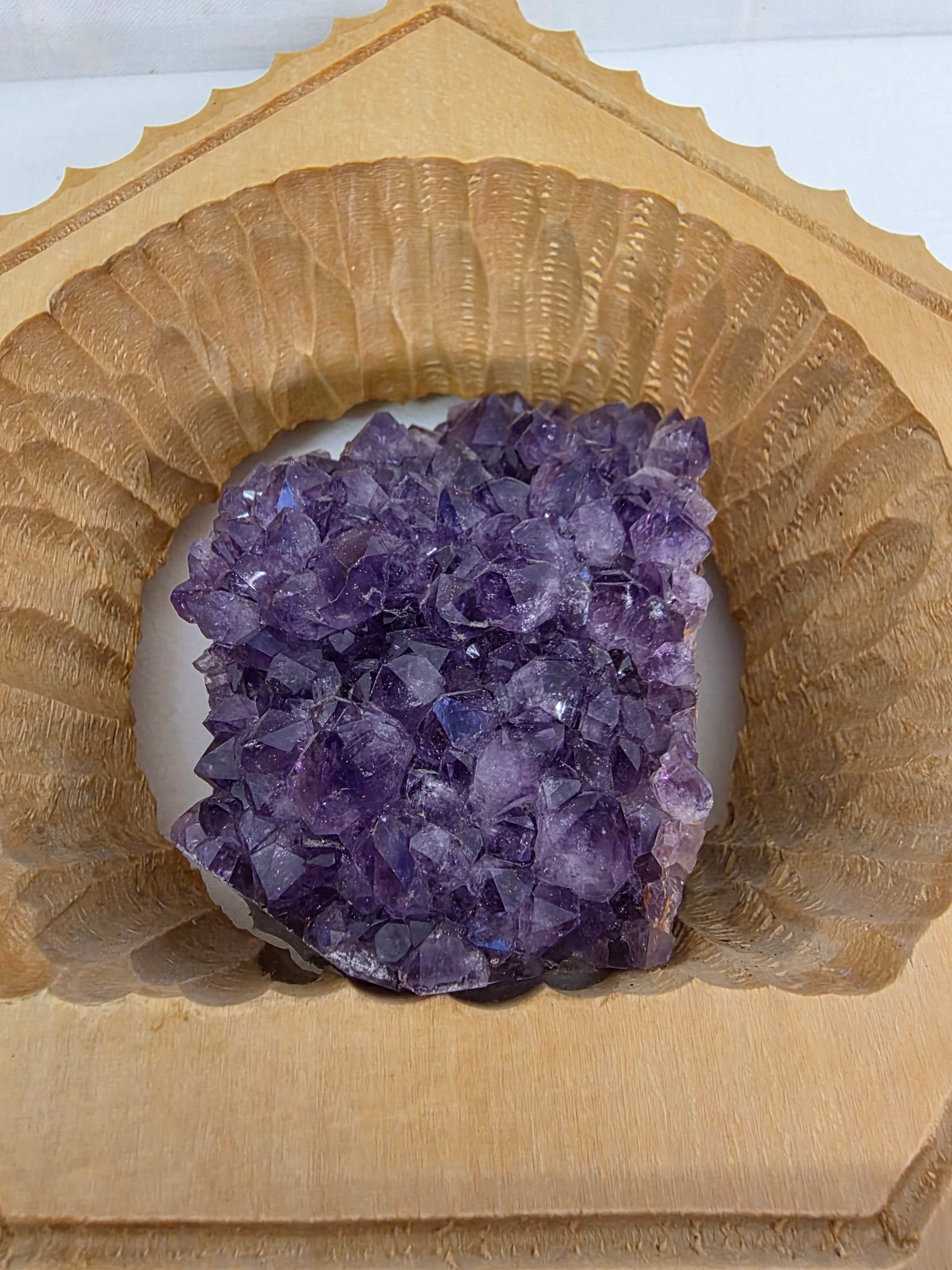 Handgearbeitetes Amethyst-Arrangement im Holzrahmen