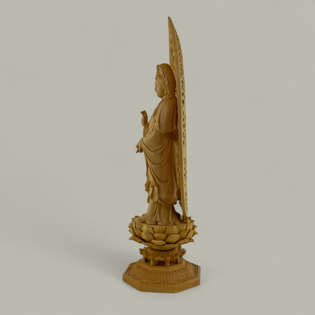 Anmutige Guanyin Holzskulptur auf Lotusthron – Meisterhafte Schnitzkunst