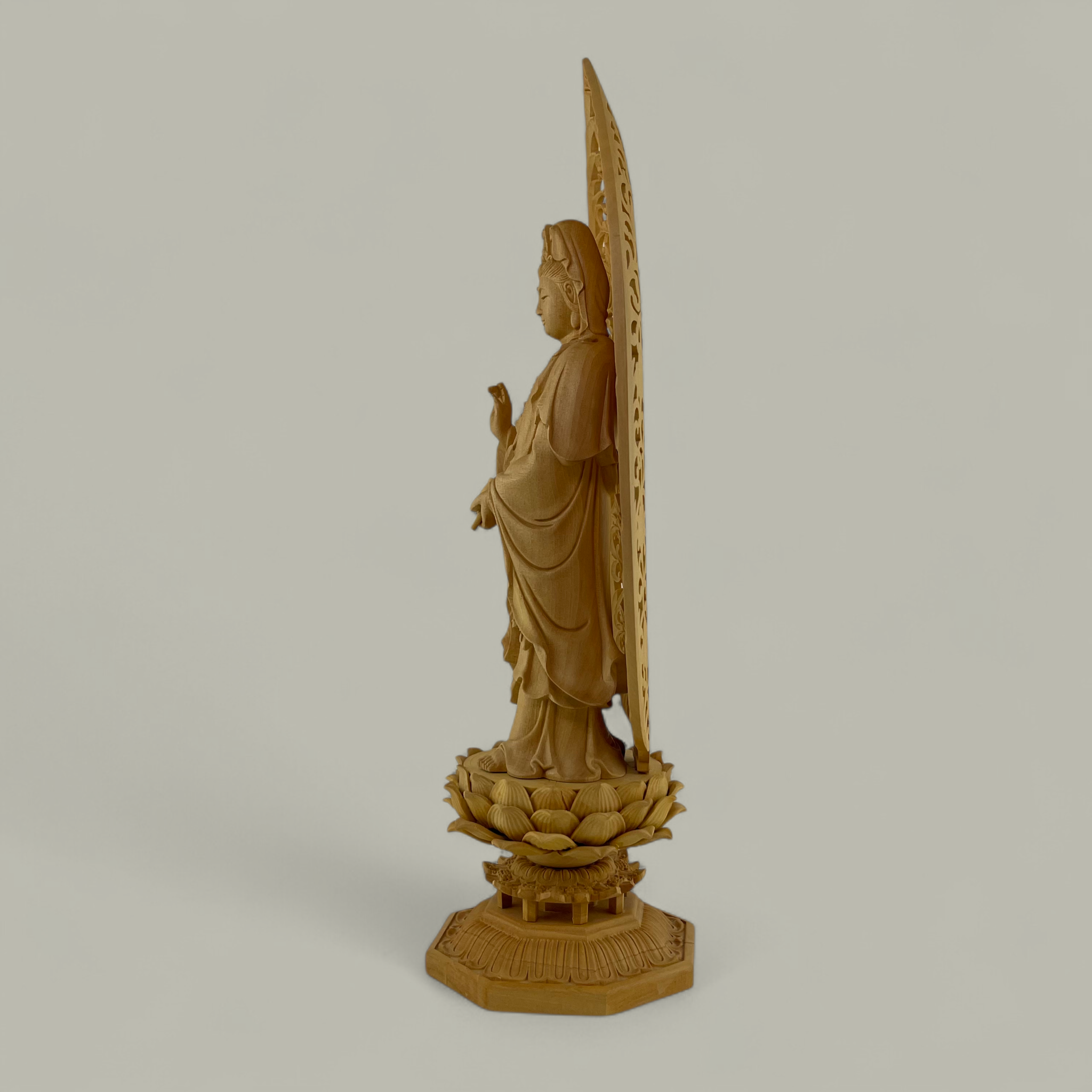 Anmutige Guanyin Holzskulptur auf Lotusthron – Meisterhafte Schnitzkunst