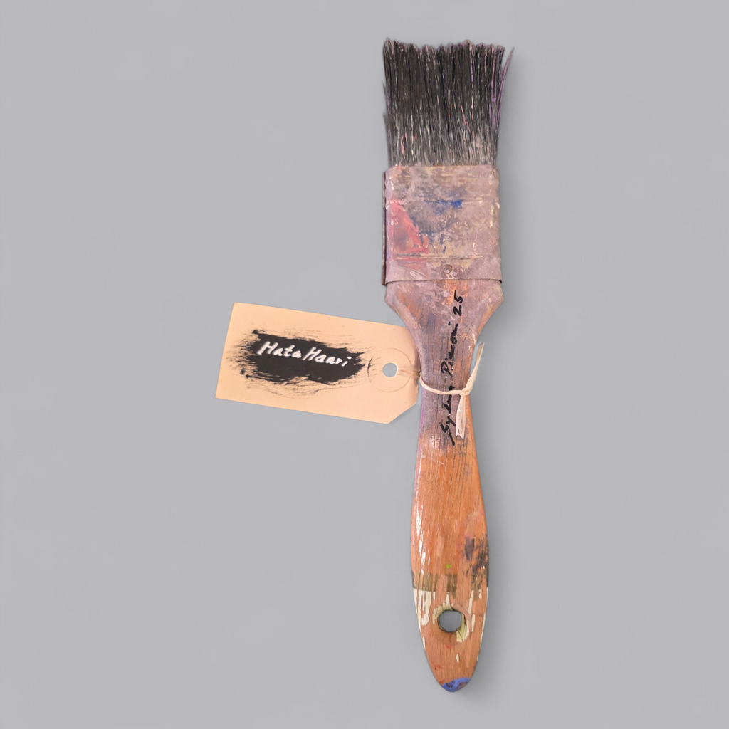 Pensionierte Mitarbeiterin „Mata Haari“ – bemalter Pinsel (ca. 22 cm)