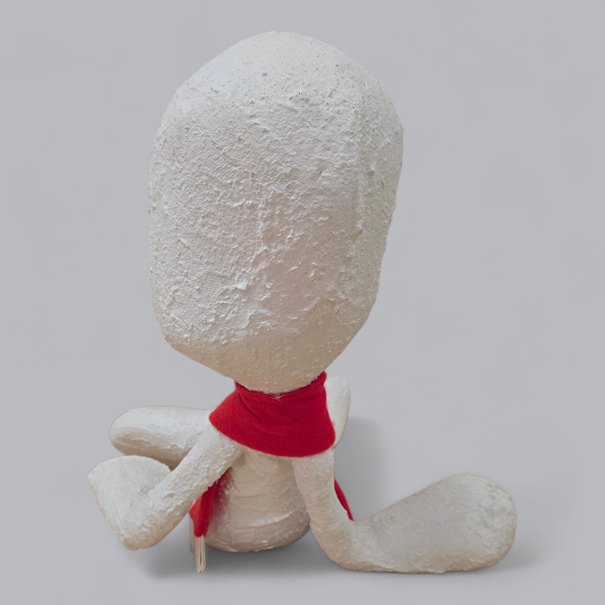 Abstrakte Skulptur – Sitzende Figur mit rotem Schal