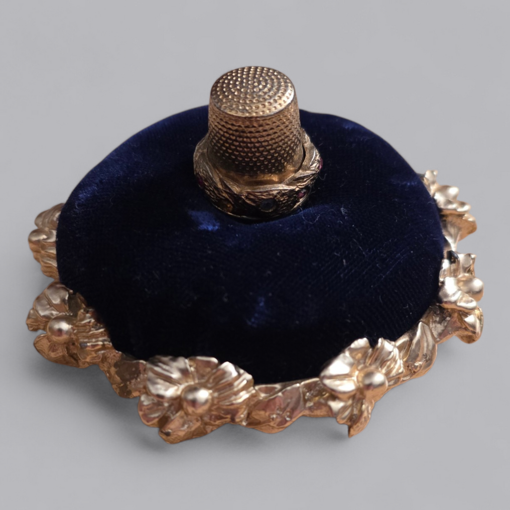 Vintage Nadelkissen mit Fingerhut im Barock-Stil