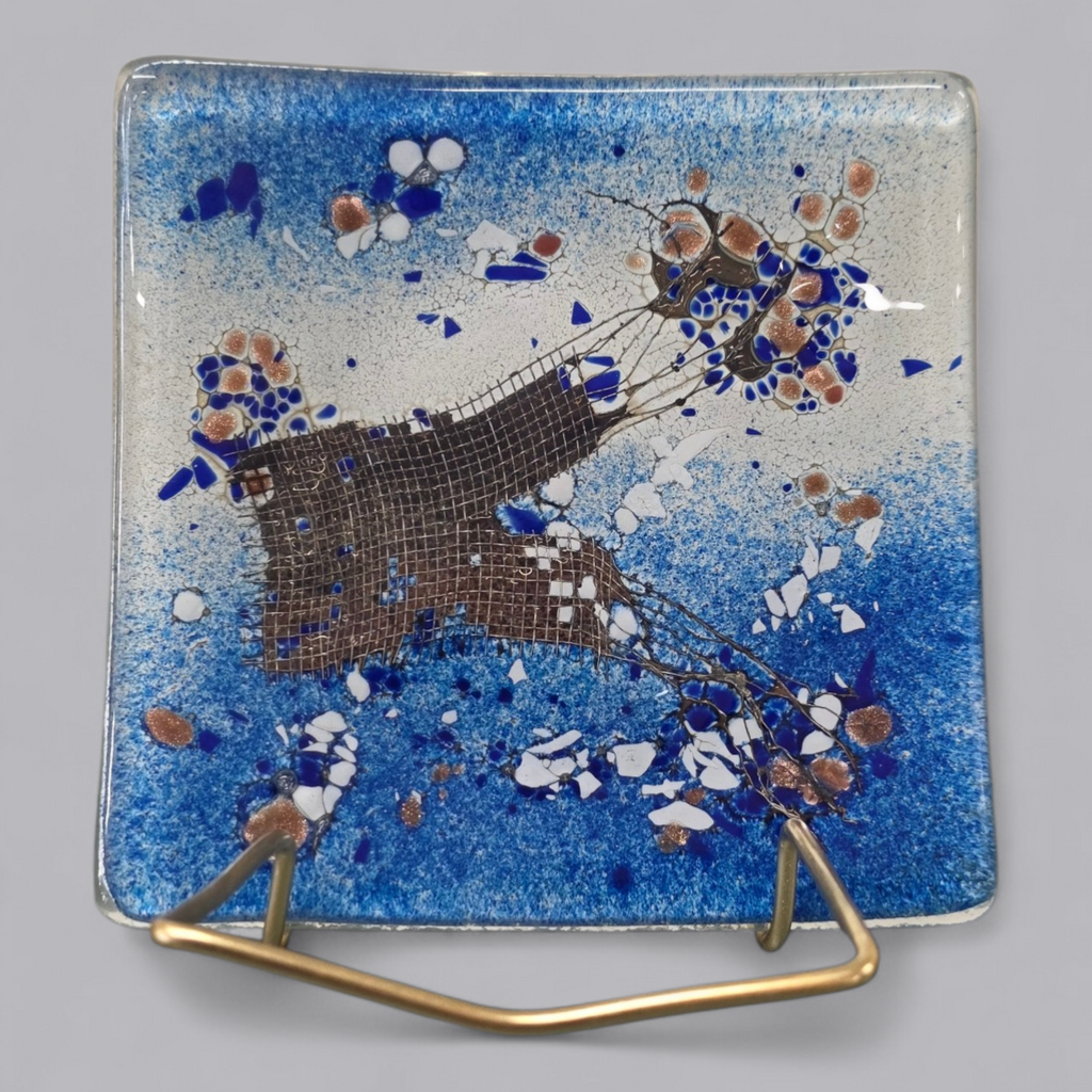 Blauer Glasteller mit kunstvollem Dekor