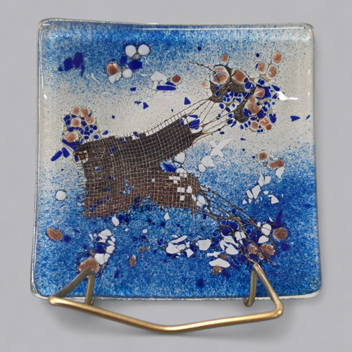Blauer Glasteller mit kunstvollem Dekor