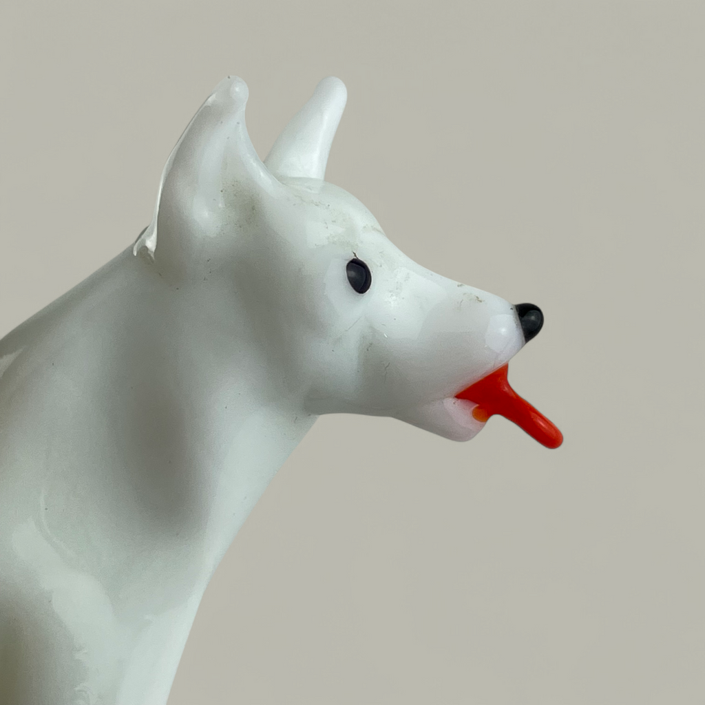 Handgefertigte Glasfigur Hund mit markanter roter Zunge