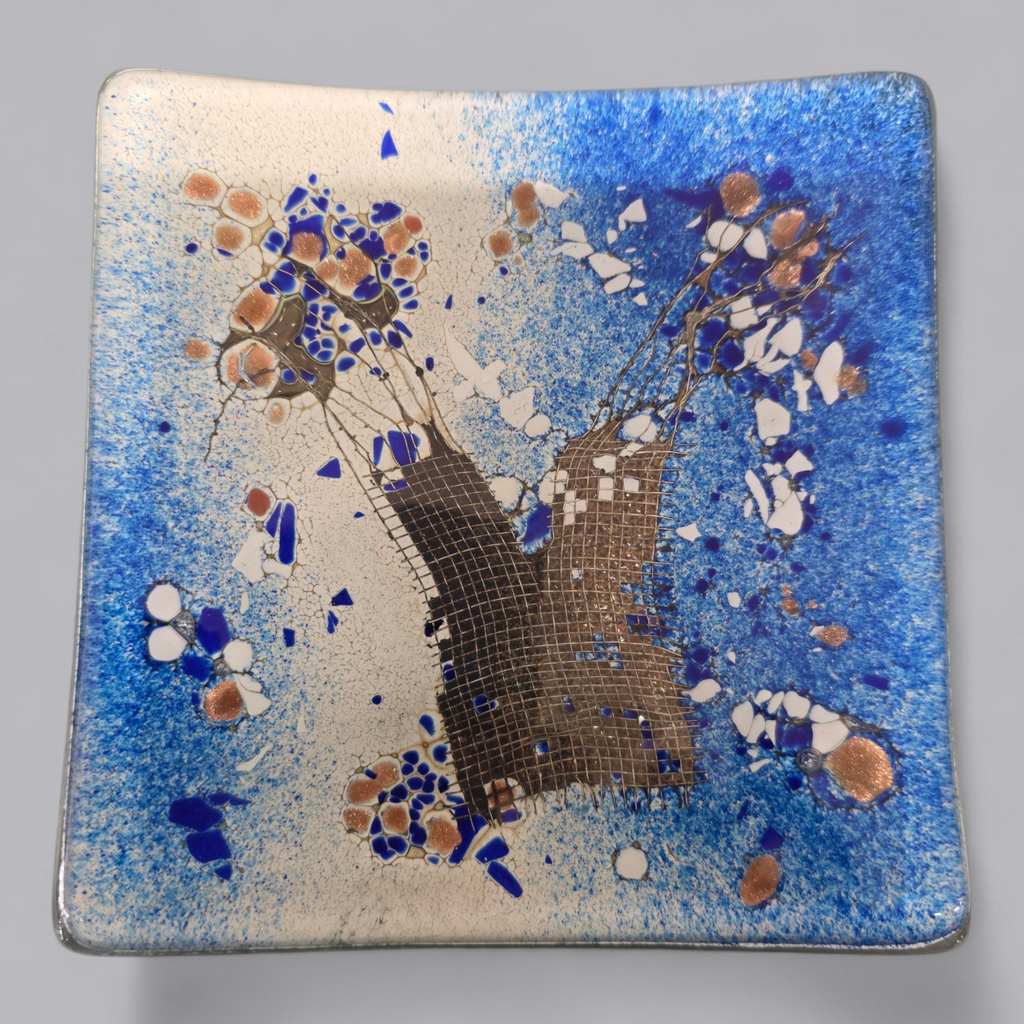Blauer Glasteller mit kunstvollem Dekor