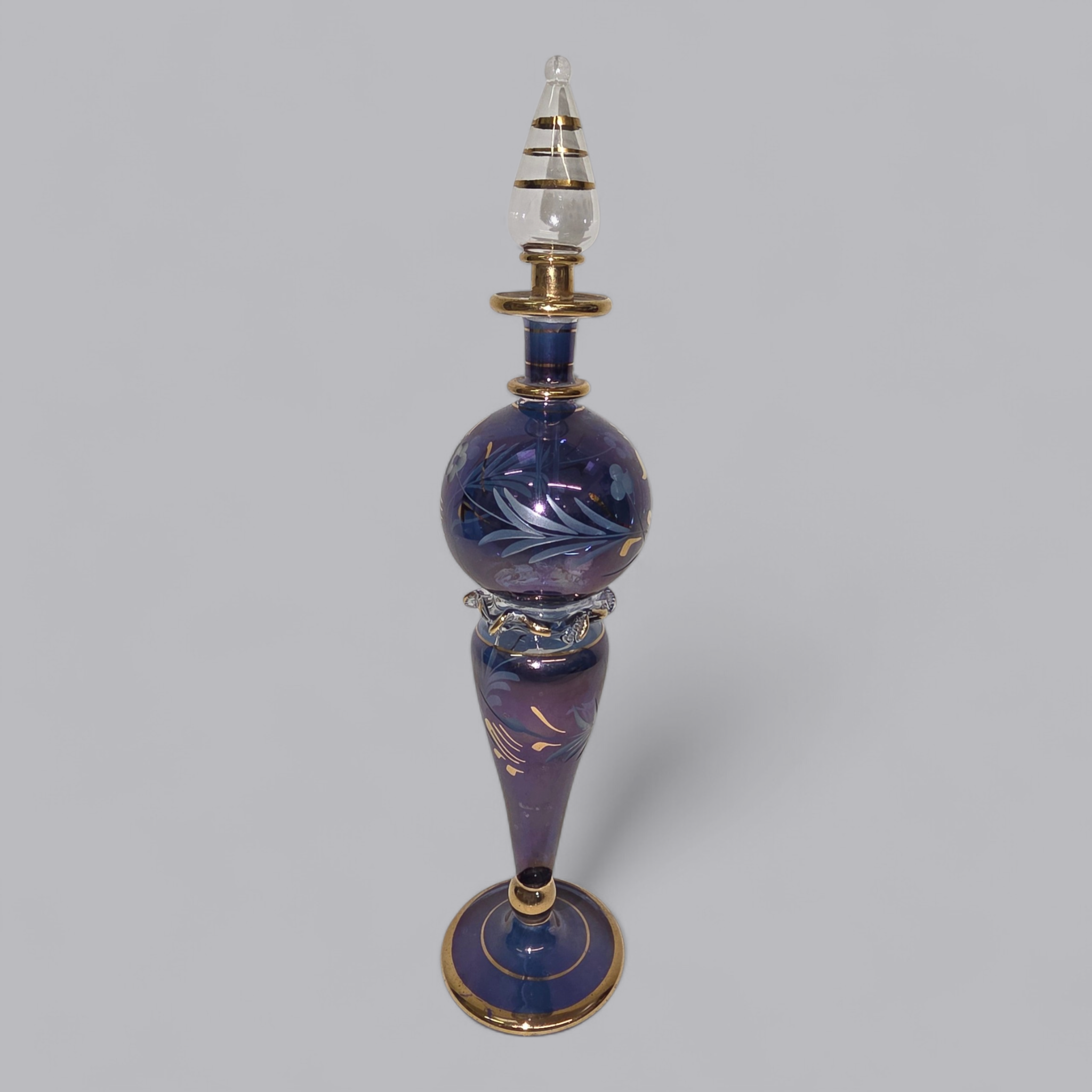 Eleganter Glasflacon in tiefem Violett mit Goldakzenten