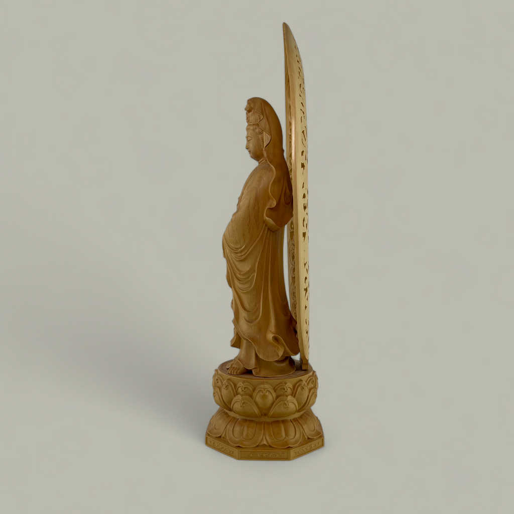 Filigrane Guanyin Skulptur auf Lotusthron – Asiatische Holzschnitzkunst