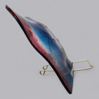 Strahlender Glasteller mit blauem und rotem Farbverlauf